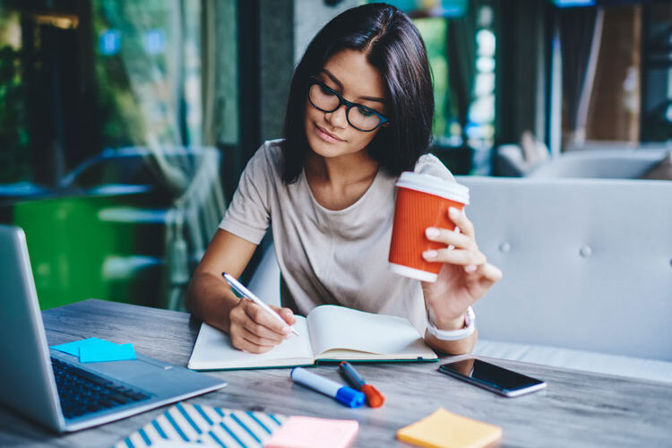 Frau am richtig bewerben vor Laptop